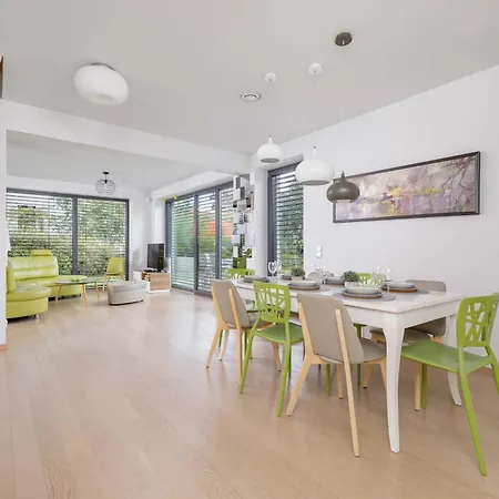 Green House With Garden & Parking By Renters 펜션