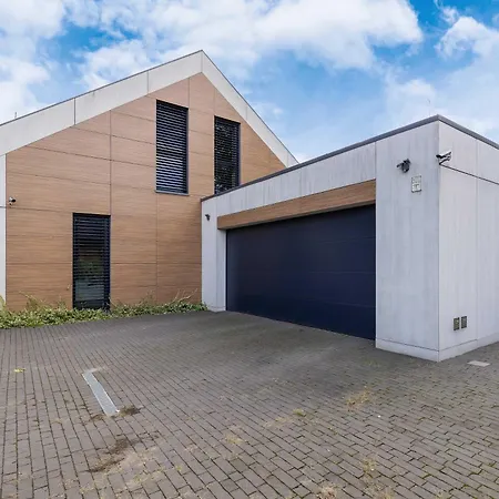 Green House With Garden & Parking By Renters