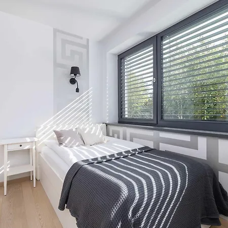Green House With Garden & Parking By Renters *