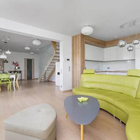 Green House With Garden & Parking By Renters
