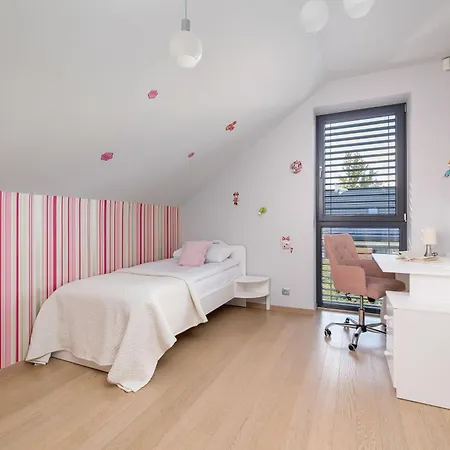 Green House With Garden & Parking By Renters 펜션