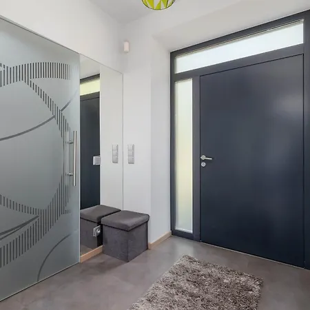 Green House With Garden & Parking By Renters 펜션 초르조프