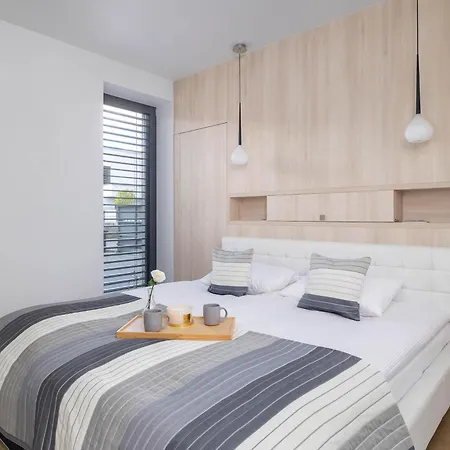 Green House With Garden & Parking By Renters